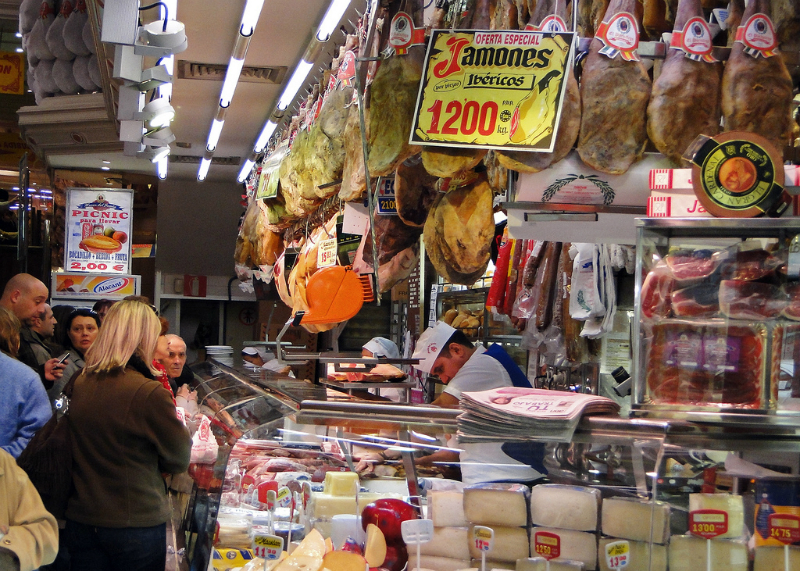 Como ahorrar visitando Madrid | En el Museo del Jamón encontrarás una amplia variedad de jamones. Pero no solo jamón, también cuentan con restaurante donde podrás comer todo tipo de platos tradicionales | Foto: OgoTours
