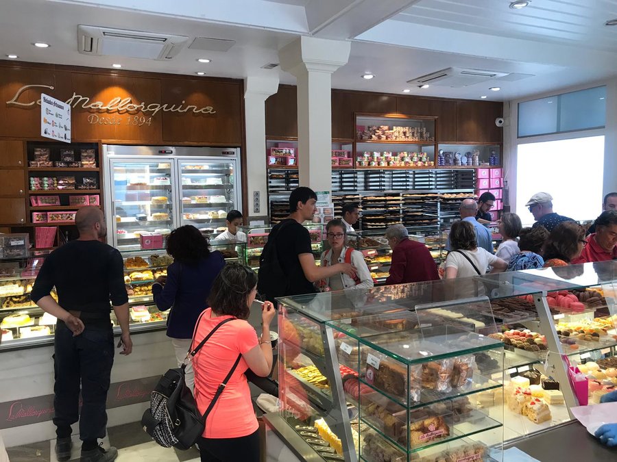 Consejos para ahorrar en Madrid | Si hay una pastelería emblemática en Madrid, esa es la Mallorquina. Y lo mejor es que está situado en plena Puerta del Sol | Foto: OgoTours